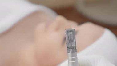 Dermapen yakın plan. Güzellik salonunda yüz terapisi, cildin genç ve ışıl ışıl kalmasını sağlamak için bilim ve sanatın ideal bir kombinasyonu olarak kabul edilir. Kozmetikçide profesyonel bakım. Yüksek