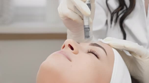 Skóra Młodej Kobiety Ożywa Ułamkowej Mezoterapii Którą Wykonuje Wykwalifikowany Kosmetolog — Wideo stockowe
