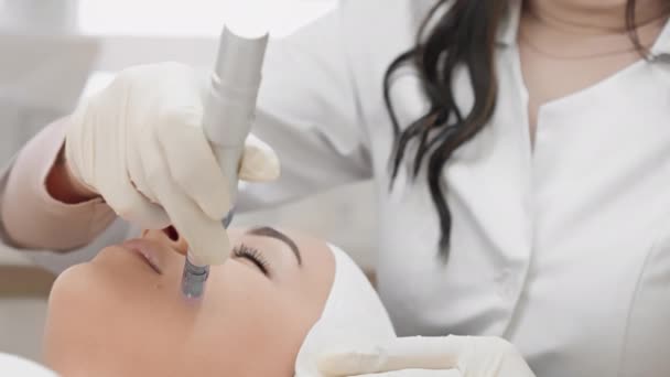 Deneyimli Bir Kozmetik Uzmanının Rehberliğinde Güzellik Salonunda Cildin Durumunu Iyileştirmek — Stok video