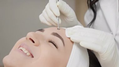 Sağlıklı yüz derisi estetik bir bakım ve derin temizleme yöntemiyle yapılıyor. Bu da bir güzellik salonunda uzman bir kozmetik uzmanı tarafından gerçekleştiriliyor ve eşi benzeri görülmemiş bir sonuç veriyor. Kadın gülümsüyor