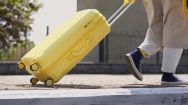 Demiryolu platformunda, bavullu genç bir kadın neşe ve keşif dolu bir yolculuğun başlangıcının sembolüdür. Unutulmaz bir maceranın başlangıcı ve yolculuğun tadını çıkarmak.