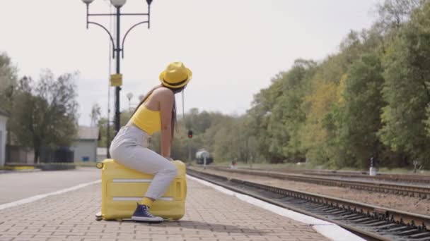 Een Vrouw Het Perron Wacht Aankomst Van Trein Reiziger Zit — Stockvideo