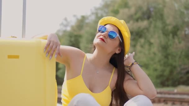 Ung Kvinde Ligesom Farvet Stråle Sommer Med Kuffert Hænderne Forbereder – Stock-video