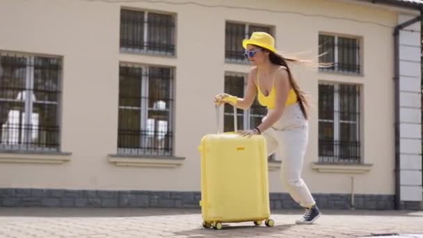 Demiryolu Platformunda Yaz Aurası Elinde Bavuluyla Genç Bir Kadın Gezmeye — Stok video