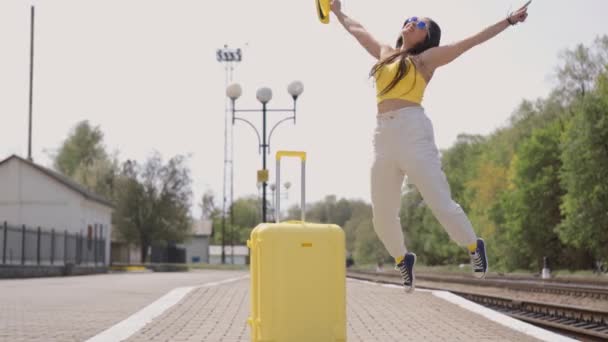 Eine Glückliche Reisende Mit Gelbem Koffer Und Sonniger Stimmung Bereitet — Stockvideo