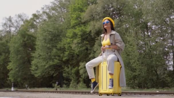Sarı Bir Bavul Güneş Işığı Özgürlük Sembolü Olarak Demiryolu Platformunda — Stok video