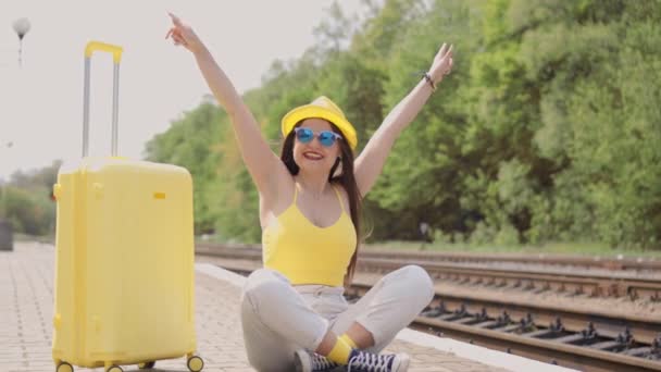 Começo Emocionante Para Viagem Uma Mala Sol Esperando Plataforma Ferroviária — Vídeo de Stock