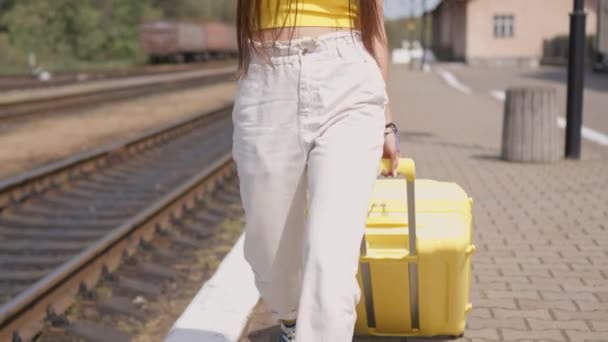 Neşe Saçan Ilham Verici Genç Bir Kadın Yaklaşan Seyahate Sarı — Stok video