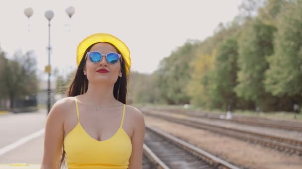 Uma Viajante Alegre Usando Chapéu Amarelo Óculos Azuis Passeia Longo — Vídeo de Stock