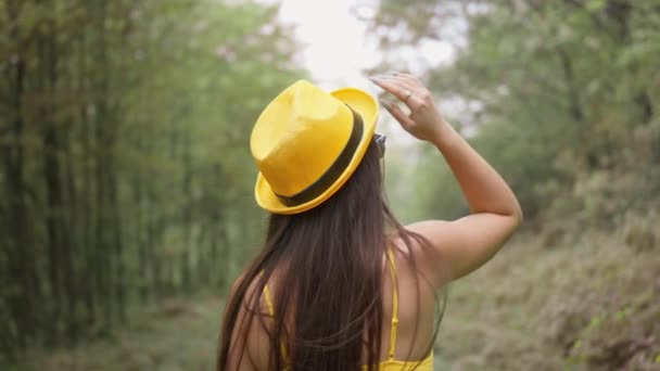 Yeşillikler Arasında Bir Yürüyüş Genç Bir Kadının Kendini Sakin Hissettiği — Stok video