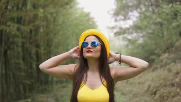 Una Joven Belleza Sombrero Amarillo Camina Por Bosque Inmersa Ambiente — Vídeo de stock
