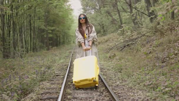 Drodze Wolności Kobieta Walizką Spaceruje Torach Kolejowych Wzdłuż Uśpionych Próbując — Wideo stockowe