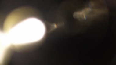 Görüntü düzenleme için bulanık bir bokeh arkaplan üzerindeki parlak ışınlarla geçişin soyut bir animasyonu. Videodaki muhteşem geçiş: Soyut bir arkaplana ışık ve ışınlar yerleştirildi