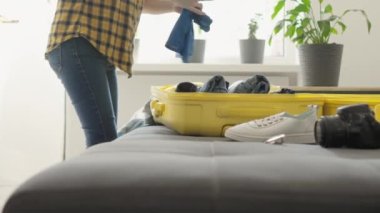 Genç bir kadın, rahatlama ve macera dolu unutulmaz bir yolculuğa hazırlanmak için sabırsızlıkla bavulunu topluyor. Gezgin, eşyalarını dikkatlice bir bavula koyar ve yolculuk için hazırlanır.