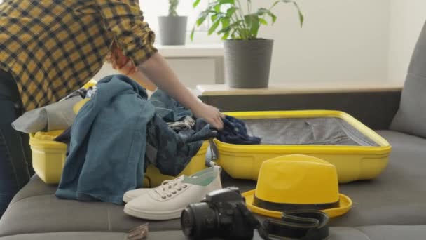 Ein Chaos Koffer Als Eine Junge Frau Ihr Gepäck Wahllos — Stockvideo