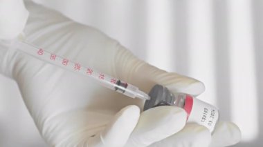 Güzellik salonunda, bir güzellik uzmanının yakın çekimi. Yenilenme ve yüz bakımı için botulinyum tedavisine hazırlanacak. Şırıngayla ilaç almış.