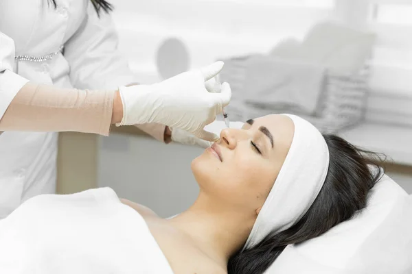 完璧へのパス ボツリヌス療法の手順は 女性がしわを取り除くと完璧な顔を取得するのに役立ちます場所 美容クリニックでの顔のスキンケア 美容師の仕事 — ストック写真