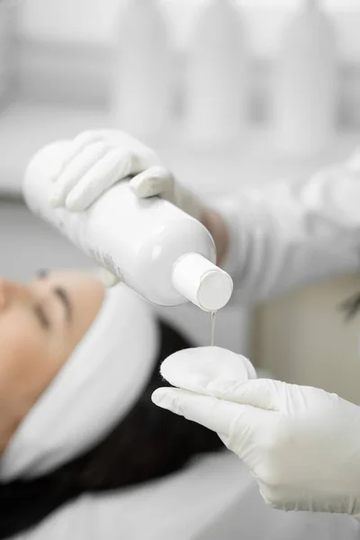 Natychmiastowa Aktualizacja Oczyszczenie Skóry Twarzy Klinice Kosmetycznej Pomaga Kobiecie Uzyskać — Zdjęcie stockowe