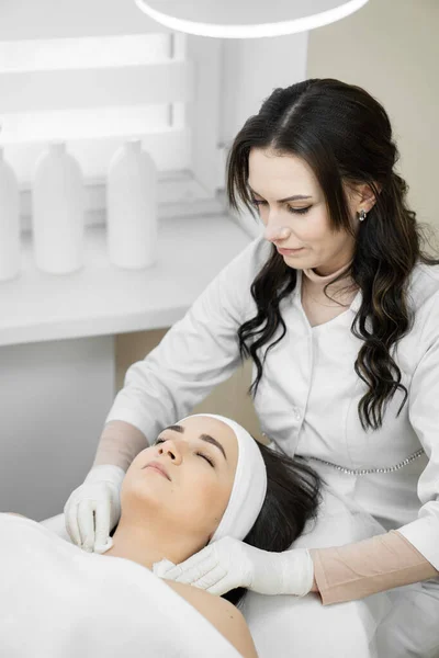 Daj Swoją Twarz Profesjonalistom Kosmetologii Akcji Gdy Kobieta Powierza Swoją — Zdjęcie stockowe