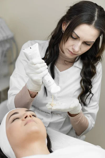 Esqueça Maquiagem Uma Mulher Recepção Cosmetologista Onde Maquiagem Removida Limpeza — Fotografia de Stock