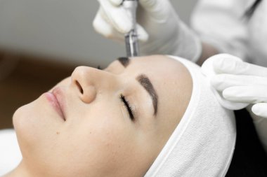Kısmi mezoterapi, her prosedürün müşterinin ihtiyaçları için ayrı ayrı seçildiği bir güzellik kliniğinin rahat ortamında gerçekleşir. Güzel bir kadının yakın çekimi.