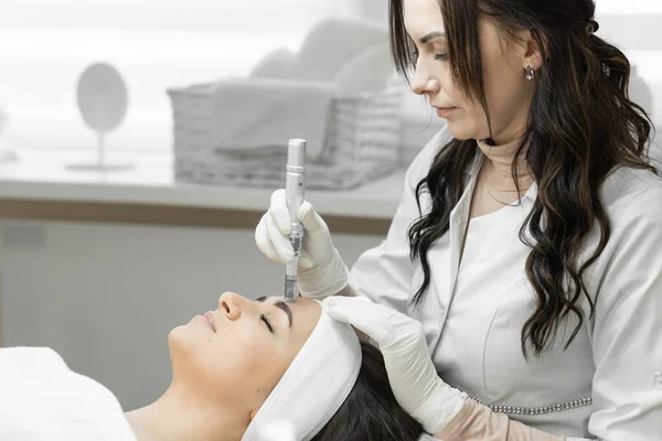 Pewny Siebie Ruch Kosmetologa Pomaga Wykonać Ułamkową Mezoterapię Maksymalną Skutecznością — Zdjęcie stockowe