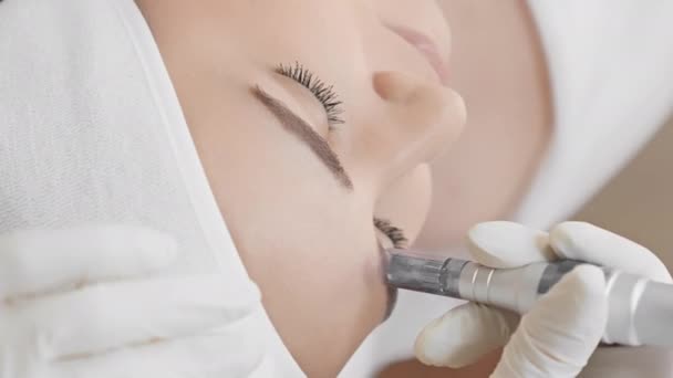 Video Demonstrates Procedure Fractional Mesotherapy Which Helps Preserve Youth Skin — Stock Video