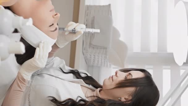Film Pokazuje Proces Ułamkowej Mezoterapii Której Kosmetolog Wykorzystuje Specjalne Preparaty — Wideo stockowe