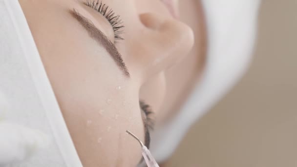 这个视频展示了美容师是如何准备进行局部的中和疗法的 将营养物质应用到面部皮肤上 从而改善其状况和在美容院的健康状况 垂直闭合 — 图库视频影像
