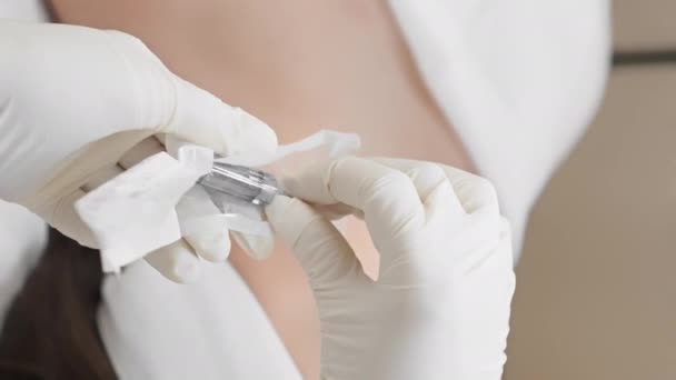 Cosmetologist Takes Out Puts Sterile New Nozzle Dermapen Procedure Fractional — Stock Video