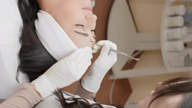 Yüz derisinin derin temizlenmesi için etkili bir yöntem gösterildi, bu da cilt hastalığının iyileşmesine, yaşla ilgili değişikliklerin azalmasına ve genç bir kadında hassasiyet ve yumuşaklığın sağlanmasına yardımcı oldu.