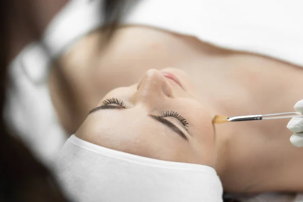 Professionell Kosmetolog Visar Professionell Ansiktshud Peeling Som Hjälper Till Att — Stockfoto