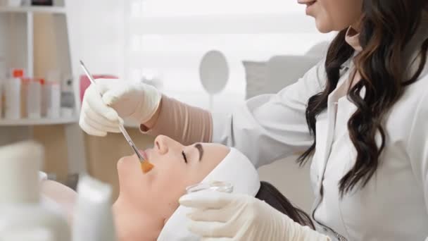 Kosmetička Demonstruje Profesionální Dovednosti Během Peelingu Obličeje Kosmetické Klinice Odpočívá — Stock video
