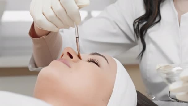 Professionell Kosmetolog Utför Ansiktspeeling Procedur Vilket Ger Exfoliering Gamla Lager — Stockvideo