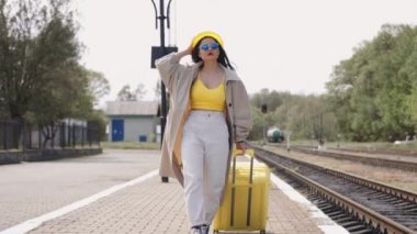 Neşeli ve kaygısız gezgin kız dinlenmeye ve maceraya atılır. Demiryolu platformunda genç bir kadın kalkışa hazırlanıyor. Önünde sonsuz olasılıkları gözler önüne seriyor.