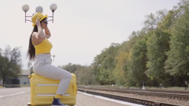 Sarı Bavulu Enerjik Şapkası Olan Cesur Gezgin Zengin Heyecan Verici — Stok video