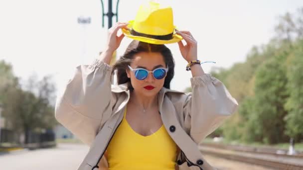 Uma Menina Elegante Chapéu Óculos Azuis Caminha Confiante Alegremente Pela — Vídeo de Stock