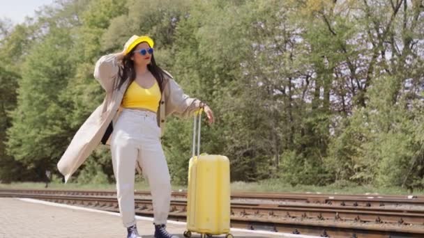 Beklenti Enerji Dolu Bavuluyla Genç Bir Kadın Bir Demiryolu Platformunda — Stok video