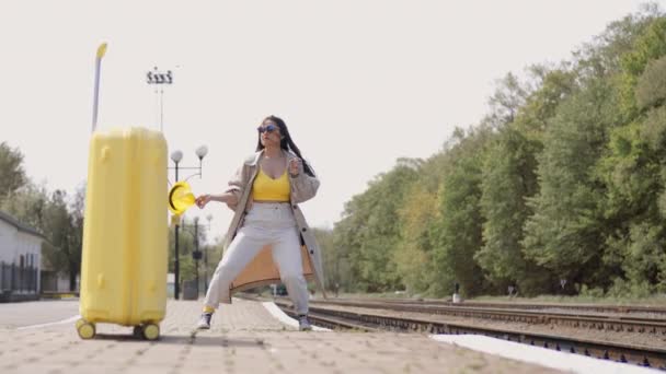 Mladá Žena Kufrem Železničním Nástupišti Osprchuje Všechny Kolem Sebe Radostně — Stock video