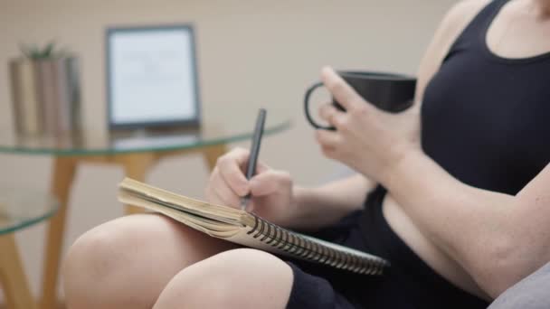 Kobieta Zapisuje Swoje Pomysły Intencje Zapisując Każdą Notatkę Swoim Notatniku — Wideo stockowe