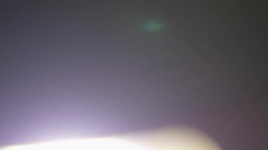 Video parçası sizi ışığın parlaklığı ve parlaklığı dünyasına davet ediyor, estetik zevk ve görsel zevk veriyor. Lenslerin odak kaybı etkisi. Sıcak ve kırmızı ışığın bulanıklığı ve bulanıklığı