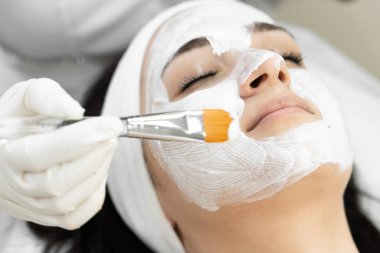 Yoğun cilt bakımı: kozmetik bir maskenin yoğun cilt bakımını nasıl sağladığı, nemi, besinleri ve antioksidanları nasıl doldurduğu. Güzellik kliniğinde spa tedavisi. Yüksek kalite fotoğraf