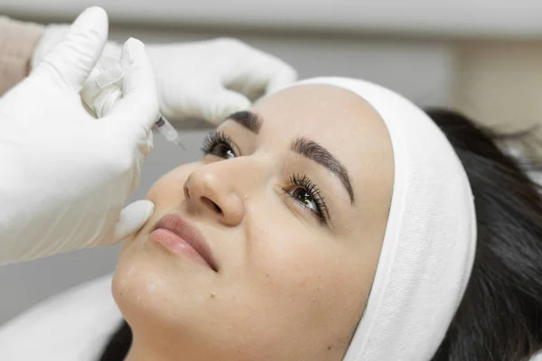 Vårda Med Kärlek Där Kvinna Besöker Kosmetolog För Botulinumterapi Vilket — Stockfoto