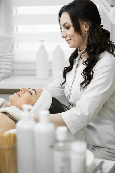 Magic Beauty Shows How Cosmetologist Beauty Clinic Performs Facial Cleansing — Stock Photo, Image