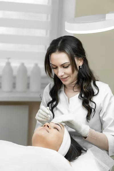 Proces Głębokiego Oczyszczenia Skóry Przez Profesjonalnego Kosmetologa Podczas Którego Kobieta — Zdjęcie stockowe