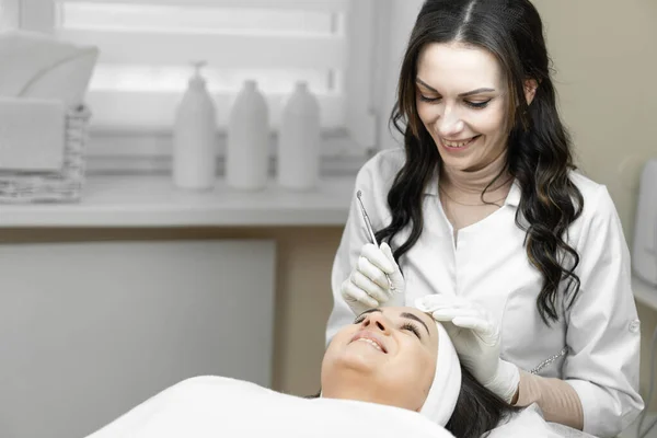 Zdjęciu Luksusowa Kobieta Korzystająca Zabiegu Kosmetycznego Głębokiego Oczyszczania Skóry Klinice — Zdjęcie stockowe