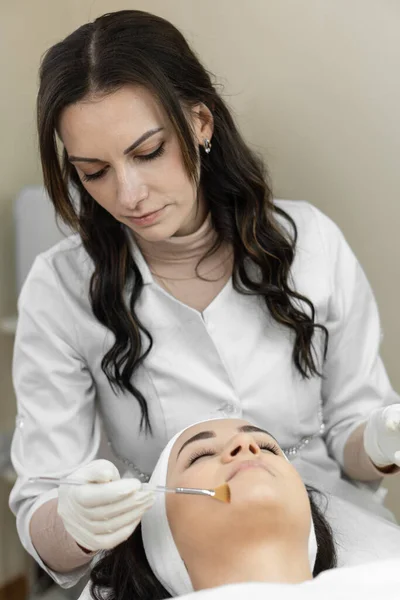 Kosmetolog Profesjonalnego Zabiegu Pacjentem Zdjęcie Ujawnia Tajemnicę Zdrowej Promiennej Skóry — Zdjęcie stockowe