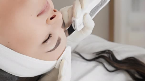 Cuidado Profesional Para Todo Tipo Piel Limpieza Facial Ultrasónica Cosmetólogo — Vídeo de stock