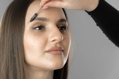 Makyaj sanatçısının detaylara dikkat etmesi ve kozmetolojide profesyonel aletlerin kullanılması sayesinde elde ettiği kaş tasarımının zarafeti. Bu müşterilerin yüzüne zarafet ve incelik katar.