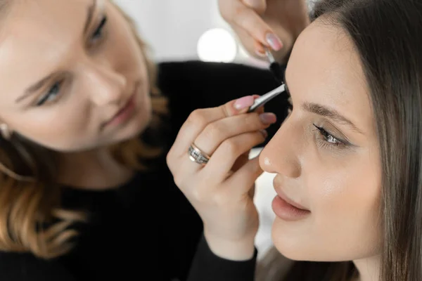 Foto Captura Artista Maquillaje Experimentado Perfeccionando Las Cejas Los Clientes — Foto de Stock